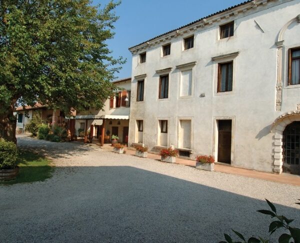 Cortile esterno 1 Viart