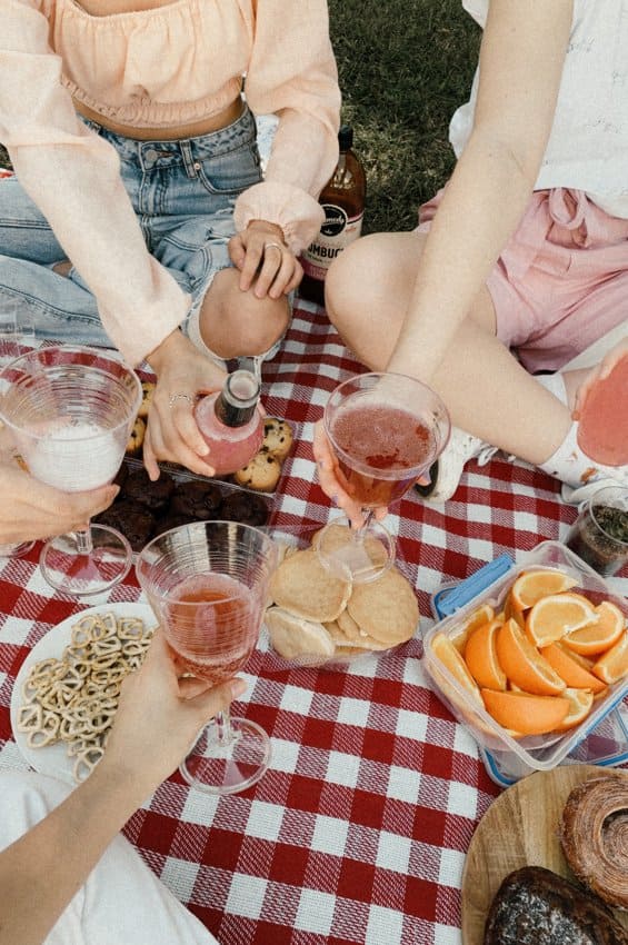 picnic mangiare con amici