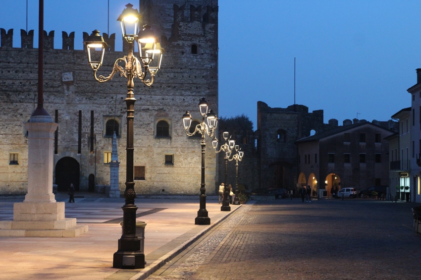 castello inferiore di Marostica la sera